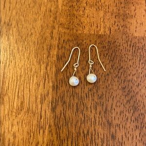 Small freshwater pearl hanging earring